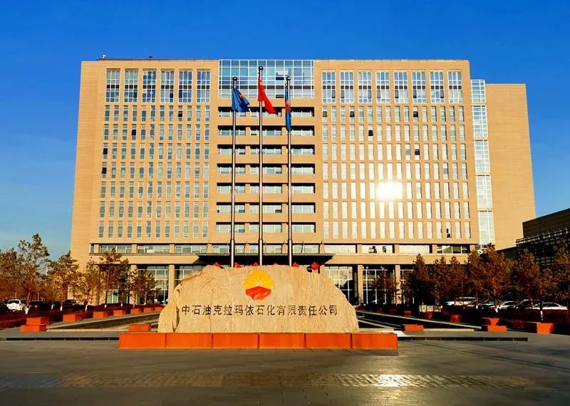 Tillämpning av värmekabel och isolering av Anhui Huanrui elektriskt värmesystem för vitoljetankar i Karamay-oljefältet i PetroChina